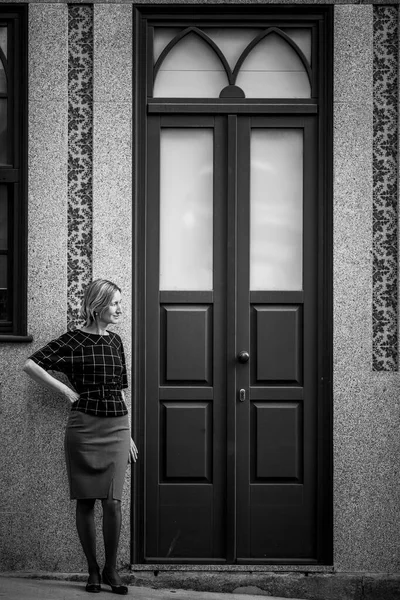 Женщина Стоит Перед Домом Порту Португалия Черно Белое Фото — стоковое фото