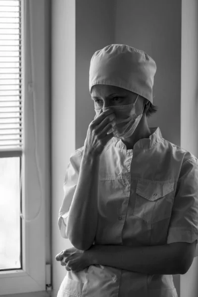 Kobieta Lekarz Masce Stojąca Niestrudzenie Przy Oknie Czarno Białe Zdjęcie — Zdjęcie stockowe