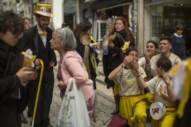 PORTO, PORTUGAL - 8 Mayıs 2023: Queima das Fitas 'ın bir parçası olarak Yardım Günü - Portekizli üniversite öğrencilerinin yıllık şenliği. O gün öğrenciler hayır işleri için bağış topluyorlar..