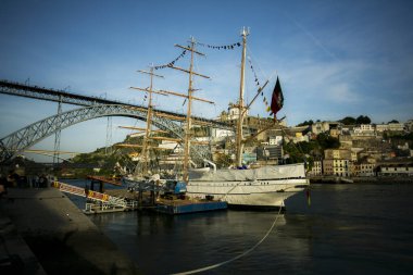 PORTO, PORTUGAL - 18 Mayıs 2023: Sagres eğitim gemisi 20 Mayıs 'taki Donanma Günü' nü kutlamak için Porto 'da. Gemi 25 yıl sonra geri döndü, 1998 'den beri Douro Nehri' nin sularında yelken açmamıştı..