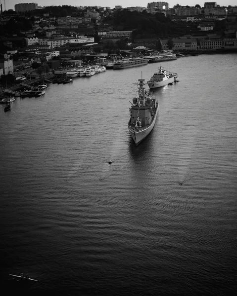 Porto ポルトガル 2023年5月19日 船舶Nrpドム フランシスコ アルメイダは 海軍記念日を祝うためにポルトにあります 2009年にはオランダ海軍の多目的フリゲート艦がポルトガル海軍に売却された 白黒写真 — ストック写真