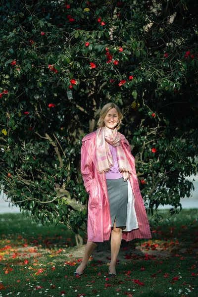 Vrouw Mooi Pak Park Kijkend Camera — Stockfoto