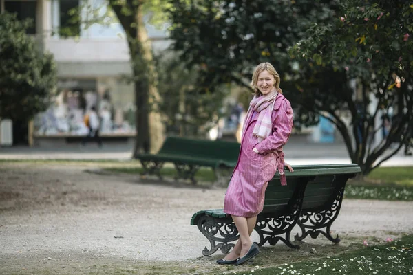 Parkta Şık Takım Elbiseli Bir Kadın Kameraya Bakar — Stok fotoğraf
