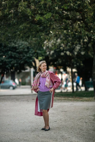 Žena Elegantním Obleku Parku — Stock fotografie