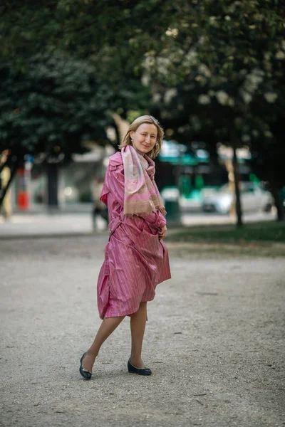 Parkta Şık Takım Elbiseli Bir Kadın Kameraya Bakar — Stok fotoğraf