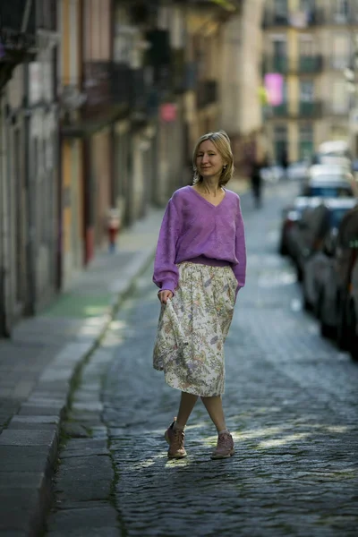 葡萄牙波尔图市中心街道上行走的一位身着裙子的妇女 — 图库照片