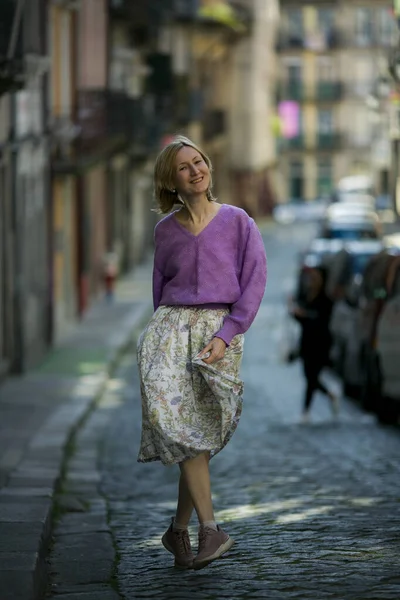 Bir Kadın Portekiz Porto Gölgeli Bir Kaldırımda Yürüyor — Stok fotoğraf