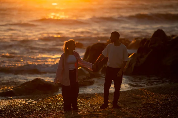 Altın Bir Gün Batımı Kumsalda Eğlenen Genç Bir Çift — Stok fotoğraf