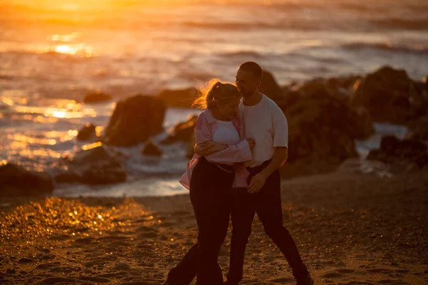 Altın Bir Günbatımında Kumsalda Eğlenen Genç Bir Çift — Stok fotoğraf