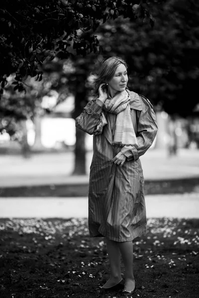 Μια Γυναίκα Φανταχτερό Κοστούμι Στο Πάρκο Ασπρόμαυρη Φωτογραφία — Φωτογραφία Αρχείου