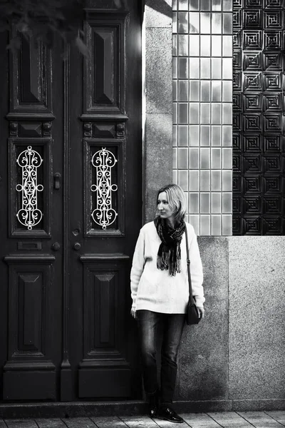 一个典型的葡萄牙房子门口的女人黑白照片 — 图库照片