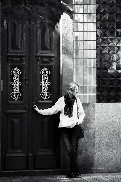 Uma Mulher Porta Frente Uma Típica Habitação Portuguesa Foto Preto — Fotografia de Stock