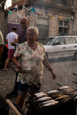 PORTO, PORTUGAL - 23 Haziran 2023: kutlama sırasında Festa de Sao Joao. Yaz ortası kutlamaları, Aziz John arifesi. Şehirde altı yüzyıldan uzun süredir şenlikler düzenleniyor..