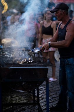 PORTO, PORTUGAL - 23 Haziran 2023: kutlama sırasında Festa de Sao Joao. Yaz ortası kutlamaları, Aziz John arifesi. Şehirde altı yüzyıldan uzun süredir şenlikler düzenleniyor..