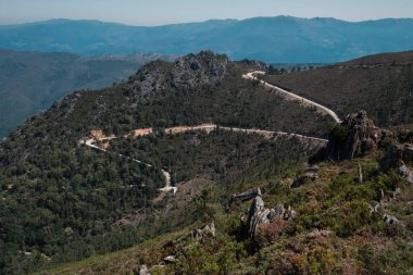 Kuzey Portekiz 'deki Serra da Freita dağlarında bir yılan yolu..