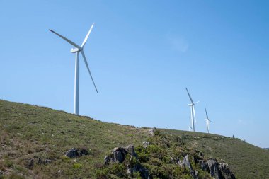 Dağlardaki rüzgar santralleri. Rüzgar tarlaları.