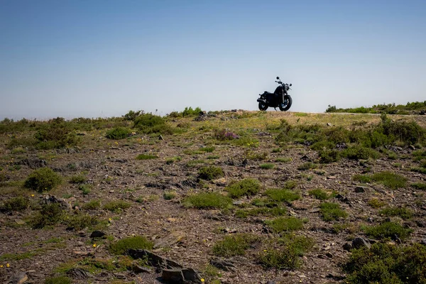 Blick Auf Ein Rennmotorrad Das Den Bergen Vor Blauem Himmel — Stockfoto