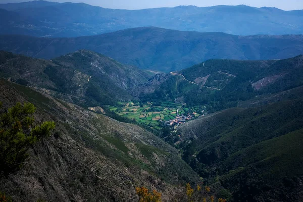 Top Uitzicht Een Dorp Bergen Van Noord Portugal — Stockfoto
