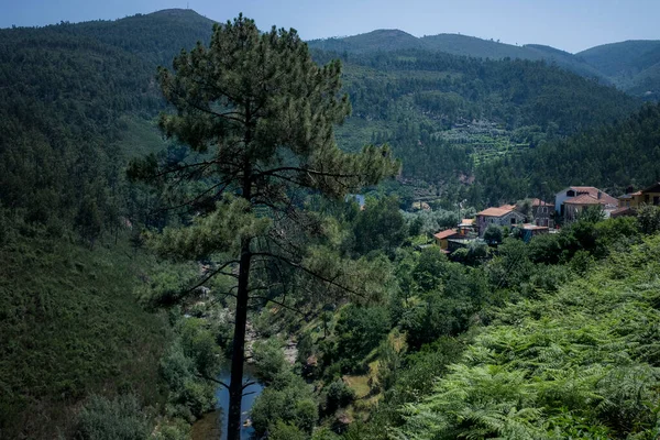 Kuzey Portekiz Dağlarındaki Bir Köy Manzarası — Stok fotoğraf