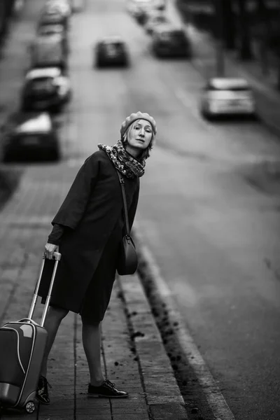 Στην Άκρη Του Δρόμου Μια Γυναίκα Βαλίτσα Ψηφίζει Ασπρόμαυρη Φωτογραφία — Φωτογραφία Αρχείου