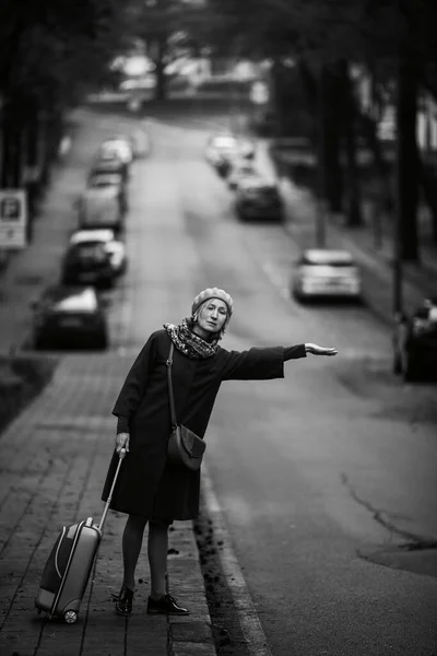 Uma Mulher Com Uma Mala Vota Beira Estrada Foto Preto — Fotografia de Stock