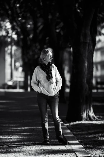 公園の路地を女が歩いている 白黒写真 — ストック写真