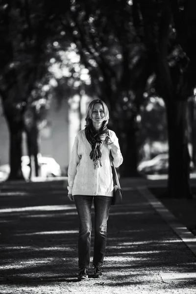 Μια Γυναίκα Περπατάει Ένα Σοκάκι Ένα Πάρκο Ασπρόμαυρη Φωτογραφία — Φωτογραφία Αρχείου