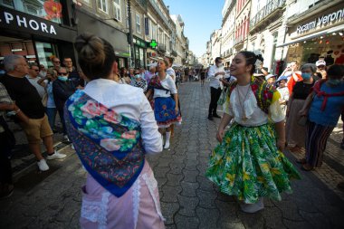 PORTO, PORTUGAL - 2 YUL 2022: kutlama sırasında Rusgas Festa de Sao Joao. Yaz ortası kutlamaları, Aziz John arifesi. Şehirde altı yüzyıldan uzun süredir şenlikler düzenleniyor.