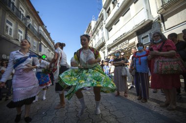 PORTO, PORTUGAL - 2 YUL 2022: kutlama sırasında Rusgas Festa de Sao Joao. Yaz ortası kutlamaları, Aziz John arifesi. Şehirde altı yüzyıldan uzun süredir şenlikler düzenleniyor.