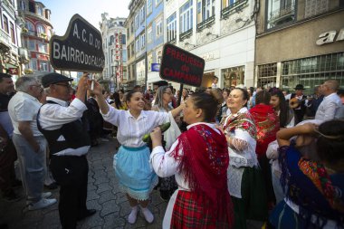 PORTO, PORTUGAL - 2 YUL 2022: kutlama sırasında Rusgas Festa de Sao Joao. Yaz ortası kutlamaları, Aziz John arifesi. Şehirde altı yüzyıldan uzun süredir şenlikler düzenleniyor.