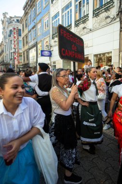 PORTO, PORTUGAL - 2 YUL 2022: kutlama sırasında Rusgas Festa de Sao Joao. Yaz ortası kutlamaları, Aziz John arifesi. Şehirde altı yüzyıldan uzun süredir şenlikler düzenleniyor.