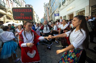 PORTO, PORTUGAL - 2 YUL 2022: kutlama sırasında Rusgas Festa de Sao Joao. Yaz ortası kutlamaları, Aziz John arifesi. Şehirde altı yüzyıldan uzun süredir şenlikler düzenleniyor..