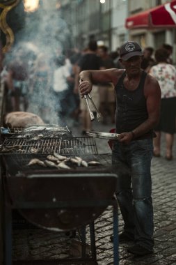 PORTO, PORTUGAL - 23 Haziran 2023: kutlama sırasında Festa de Sao Joao. Yaz ortası kutlamaları, Aziz John arifesi. Şehirde altı yüzyıldan uzun süredir şenlikler düzenleniyor..