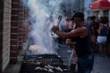 PORTO, PORTUGAL - 23 Haziran 2023: kutlama sırasında Festa de Sao Joao. Yaz ortası kutlamaları, Aziz John arifesi. Şehirde altı yüzyıldan uzun süredir şenlikler düzenleniyor..