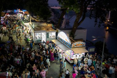 PORTO, PORTUGAL - 23 Haziran 2023: kutlama sırasında Festa de Sao Joao. Yaz ortası kutlamaları, Aziz John arifesi. Şehirde altı yüzyıldan uzun süredir şenlikler düzenleniyor..