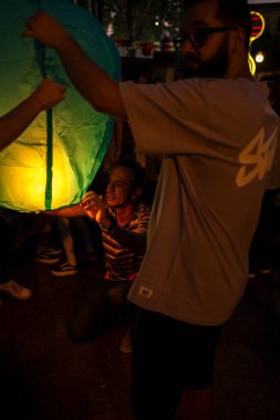 PORTO, PORTUGAL - 23 Haziran 2023: kutlama sırasında Festa de Sao Joao. Yaz ortası kutlamaları, Aziz John arifesi. Şehirde altı yüzyıldan uzun süredir şenlikler düzenleniyor..