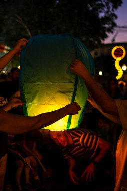 PORTO, PORTUGAL - 23 Haziran 2023: kutlama sırasında Festa de Sao Joao. Yaz ortası kutlamaları, Aziz John arifesi. Şehirde altı yüzyıldan uzun süredir şenlikler düzenleniyor..