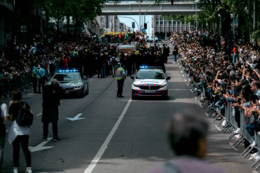 PORTO, PORTUGAL - 9 Mayıs 2023: Porto 'nun Queima das Fitas Geçidi - Portekizli üniversite öğrencilerinin yıllık şenliği. Mezunlar bir silindir şapka ve baston takıyorlar. İkisi de fakültenin renginde..