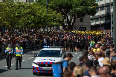 PORTO, PORTUGAL - 9 Mayıs 2023: Porto 'nun Queima das Fitas Geçidi - Portekizli üniversite öğrencilerinin yıllık şenliği. Mezunlar bir silindir şapka ve baston takıyorlar. İkisi de fakültenin renginde..