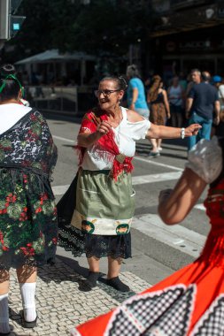 PORTO, PORTUGAL - YUL 1, 2023: Saint John festivali haftası kapanış, halk yürüyüşleri namı diğer Rusgalar şehrin sokaklarına döküldü. Porto 'da altı yüzyıldan uzun süredir şenlikler düzenleniyor..