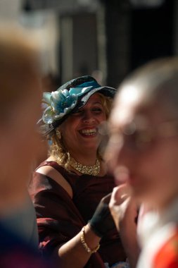 PORTO, PORTUGAL - YUL 1, 2023: Saint John festivali haftası kapanış, halk yürüyüşleri namı diğer Rusgalar şehrin sokaklarına döküldü. Porto 'da altı yüzyıldan uzun süredir şenlikler düzenleniyor..