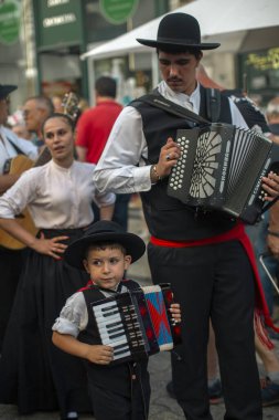 PORTO, PORTUGAL - YUL 1, 2023: Saint John festivali haftası kapanış, halk yürüyüşleri namı diğer Rusgalar şehrin sokaklarına döküldü. Porto 'da altı yüzyıldan uzun süredir şenlikler düzenleniyor..