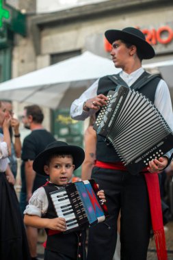 PORTO, PORTUGAL - YUL 1, 2023: Saint John festivali haftası kapanış, halk yürüyüşleri namı diğer Rusgalar şehrin sokaklarına döküldü. Porto 'da altı yüzyıldan uzun süredir şenlikler düzenleniyor..