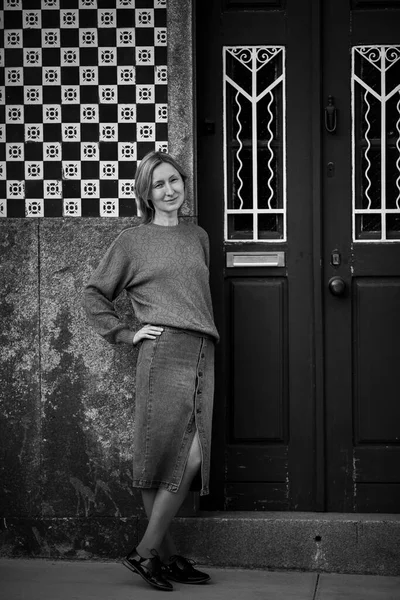 Frau Eingang Eines Traditionellen Hauses Portugal Schwarz Weiß Foto — Stockfoto