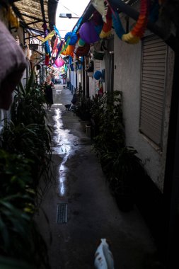 PORTO, PORTUGAL - 23 Haziran 2023: kutlama sırasında Festa de Sao Joao. Yaz ortası kutlamaları, Aziz John arifesi. Şehirde altı yüzyıldan uzun süredir şenlikler düzenleniyor..