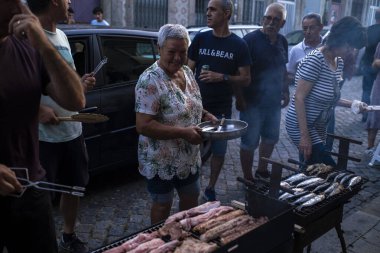 PORTO, PORTUGAL - 23 Haziran 2023: kutlama sırasında Festa de Sao Joao. Yaz ortası kutlamaları, Aziz John arifesi. Şehirde altı yüzyıldan uzun süredir şenlikler düzenleniyor..