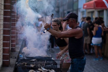 PORTO, PORTUGAL - 23 Haziran 2023: kutlama sırasında Festa de Sao Joao. Yaz ortası kutlamaları, Aziz John arifesi. Şehirde altı yüzyıldan uzun süredir şenlikler düzenleniyor..