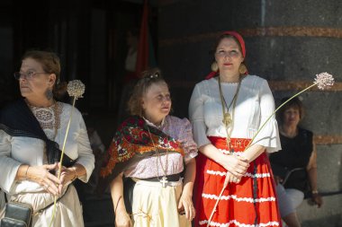 PORTO, PORTUGAL - 1 Temmuz 2023: Saint John festivali haftası kapanış yürüyüşleri, nam-ı diğer Rusgalar şehrin sokaklarına döküldü. Porto 'da altı yüzyıldan uzun süredir şenlikler düzenleniyor..