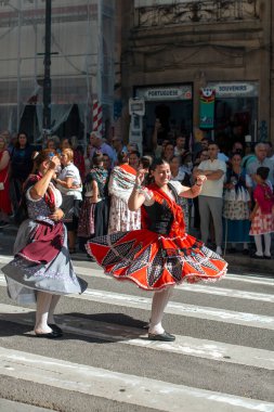 PORTO, PORTUGAL - 1 Temmuz 2023: Saint John festivali haftası kapanış, Rusgas olarak da bilinen halk yürüyüşleri şehrin sokaklarına dökülür. Porto 'da altı yüzyıldan uzun süredir şenlikler düzenleniyor..