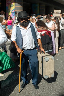 PORTO, PORTUGAL - 1 Temmuz 2023: Saint John festivali haftası kapanış, Rusgas olarak da bilinen halk yürüyüşleri şehrin sokaklarına dökülür. Porto 'da altı yüzyıldan uzun süredir şenlikler düzenleniyor..